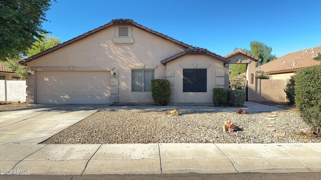 Foto principal - 7458 W Firebird Dr