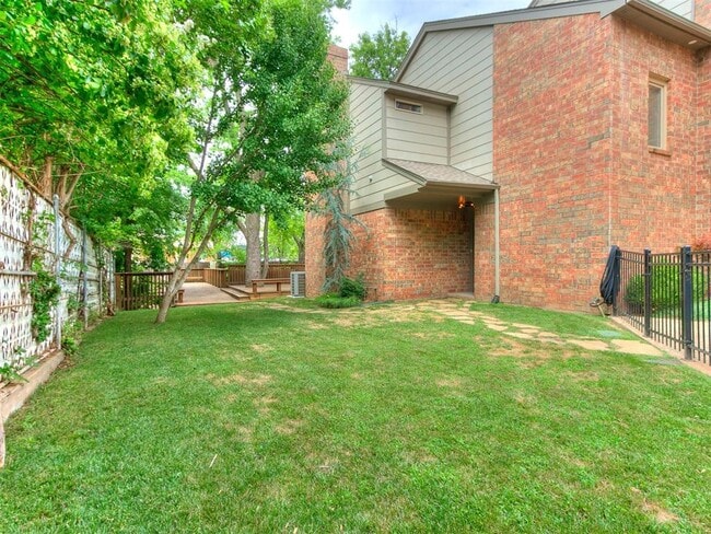Building Photo - 1201 Glenbrook Dr