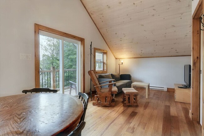 Building Photo - 566 Chem. du Lac Beauclair