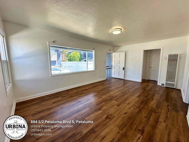 Foto del edificio - Charming Petaluma Home with Garage & Spaci...