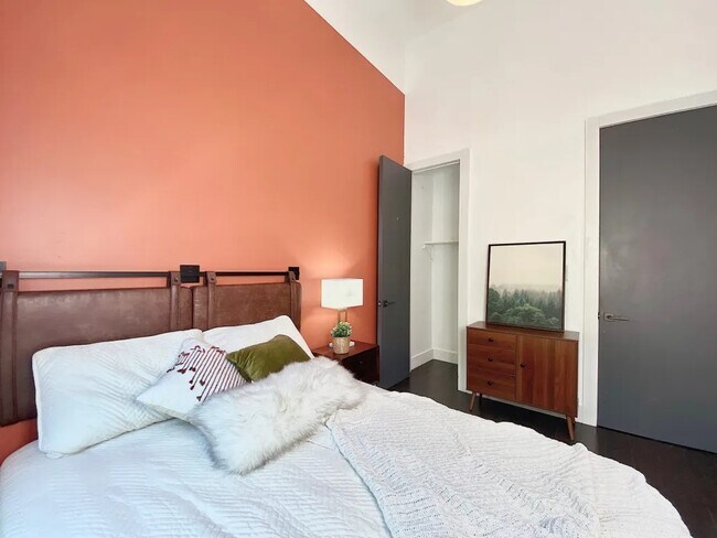 Foto del edificio - Furnished room/NOT APARTMENT
