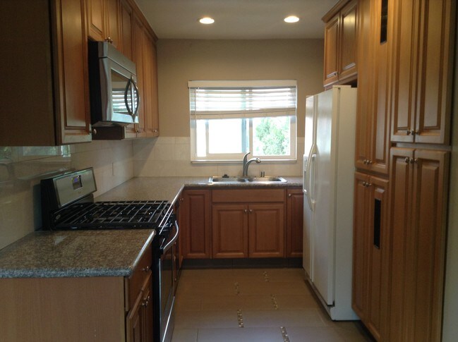 Building Photo - 14149 Moorpark St