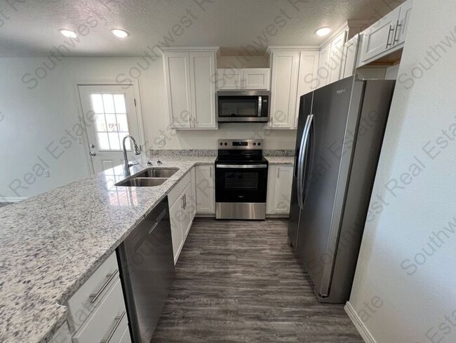 Foto del edificio - Brand New 2 bedroom 2 bath Duplex