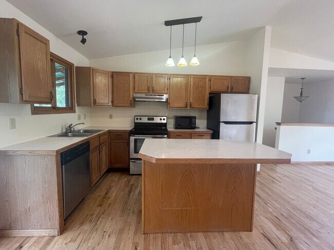Foto del edificio - GREAT 3 BED/ 2 BATH HOME IN NORTHEAST LONG...