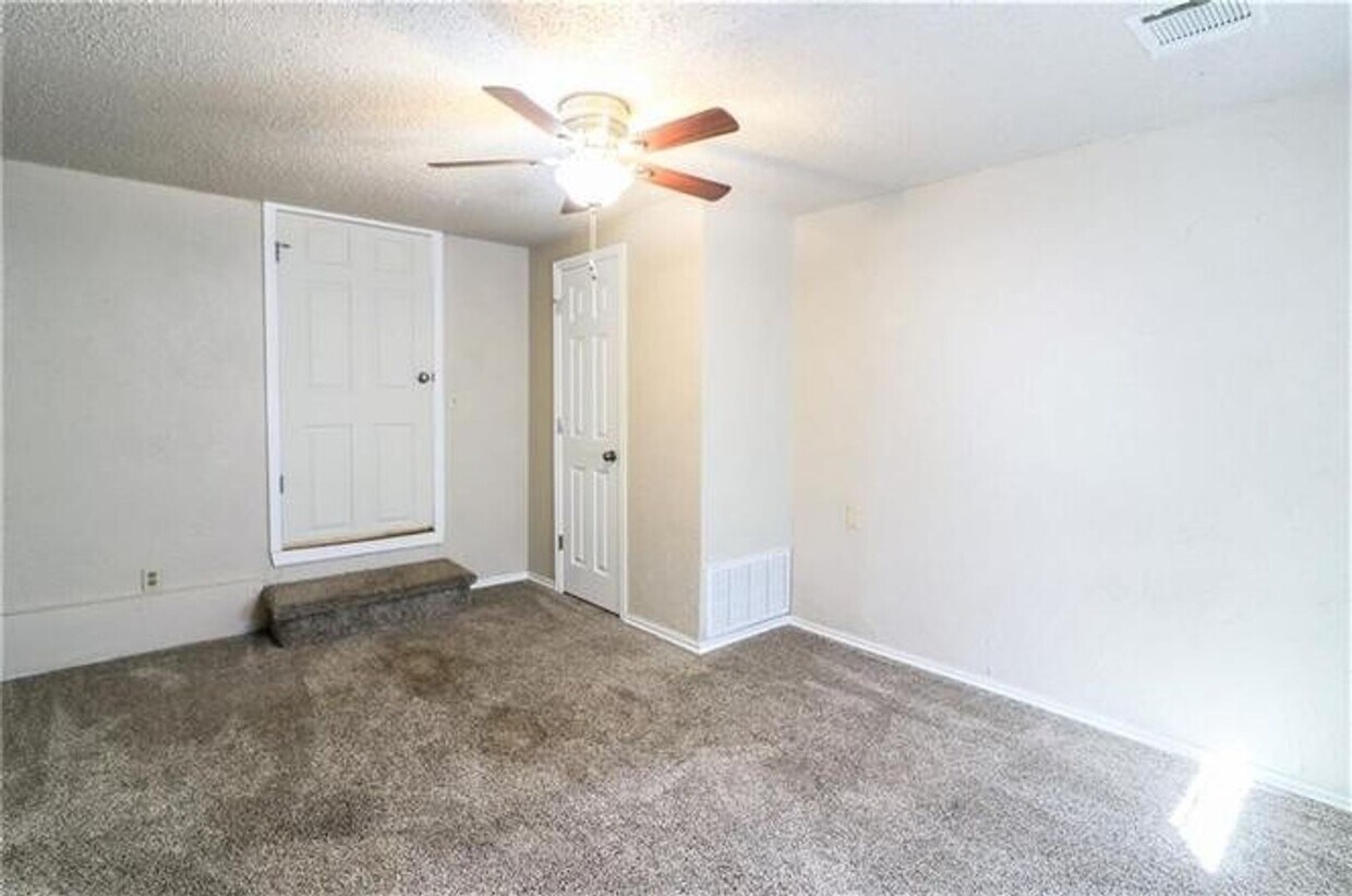 Primary Photo - 3 bed 1 bath updated with beautiful garage...
