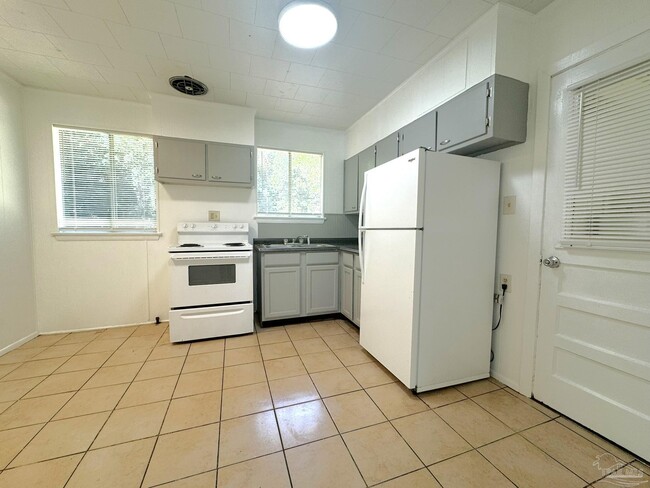 Building Photo - 4509 Versailles Dr