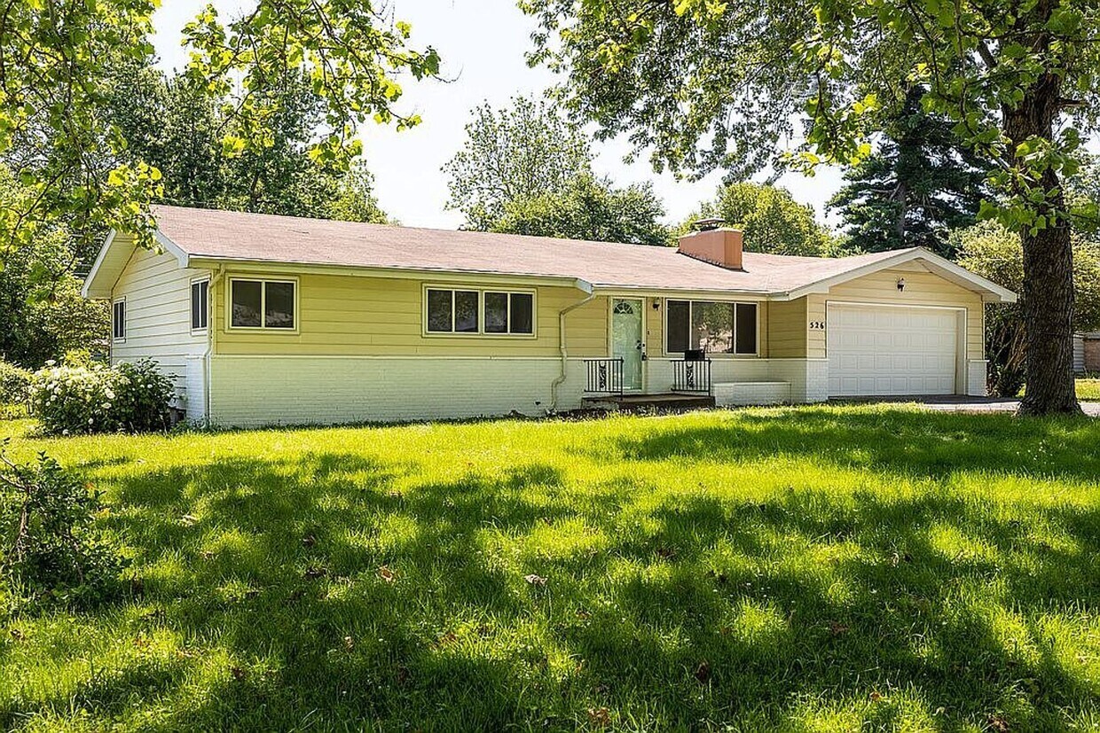 Foto principal - Beautiful 3 bedroom 2 bath charmer… Waitin...