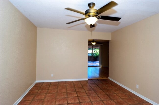 Foto del edificio - Nice 4 bed 2 bath on tree shaded lot!