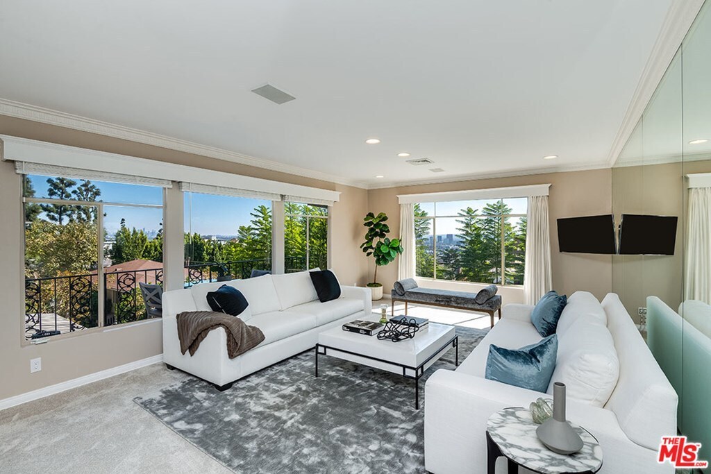 Foto principal - 1221 Sunset Plaza Dr