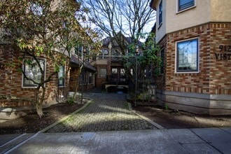 Building Photo - 912 SW Vista Ave