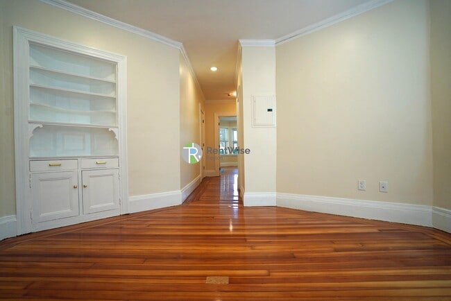 Building Photo - 10 Beals St