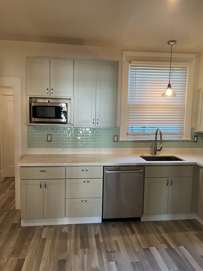 New cabinets, tile, and stainless steel appliances. - 2634 Franklin St