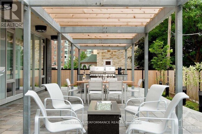 Building Photo - 300-300 Lisgar St
