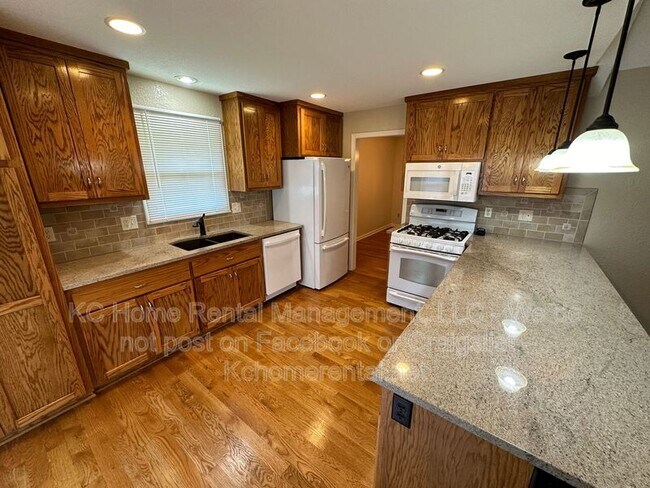 Foto del edificio - 6119 Cottonwood Dr