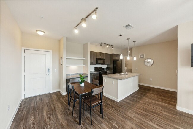 Foto del edificio - 13555 Cullen Blvd