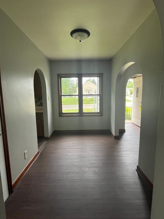 Building Photo - 3 bedroom one bath home