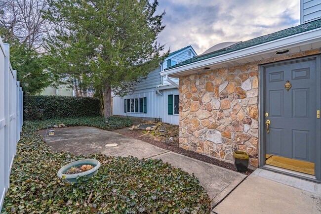 Building Photo - 110 Arch St