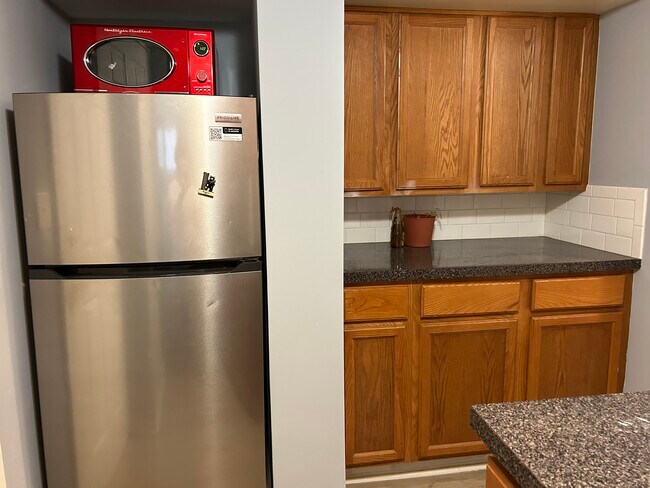 Kitchen - 2438 W Eastwood Ave