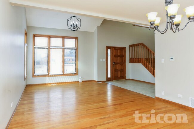 Building Photo - 5004 Lake Dawnwood Dr