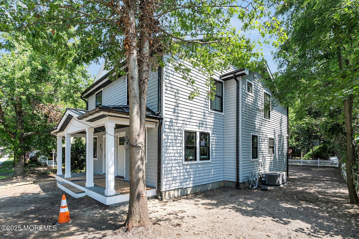 Building Photo - 516 River Rd