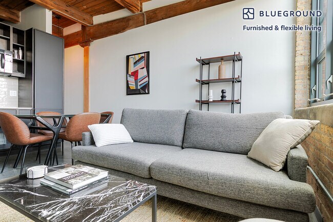 Foto del edificio - 2061 N Southport Ave