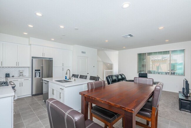 Foto del edificio - Modern Oceanside Townhome with Resort-Style Amenities