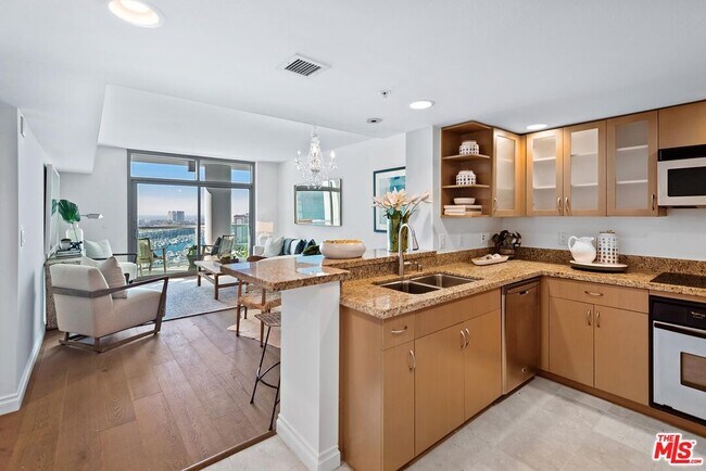 Building Photo - 13700 Marina Pointe Dr