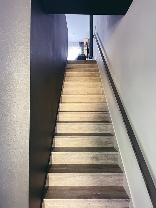 Escaleras desde garaje privado - 1417 Prescott St