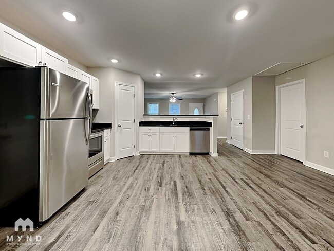 Building Photo - 782 Skyland Dr