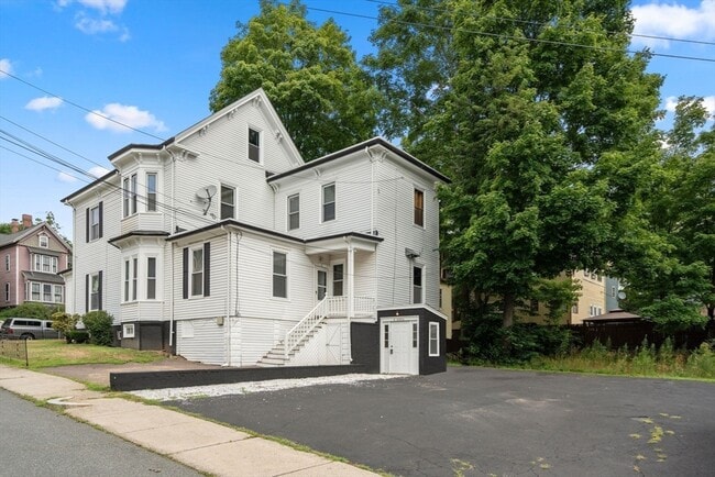 Building Photo - 480 Pleasant St
