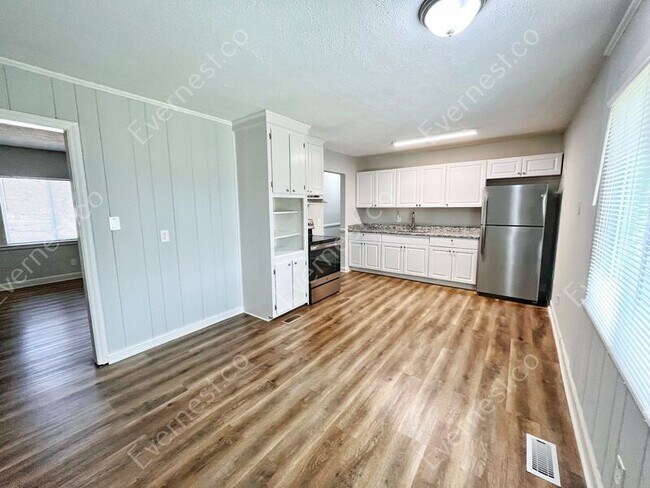 Building Photo - 203 Pinetree Dr