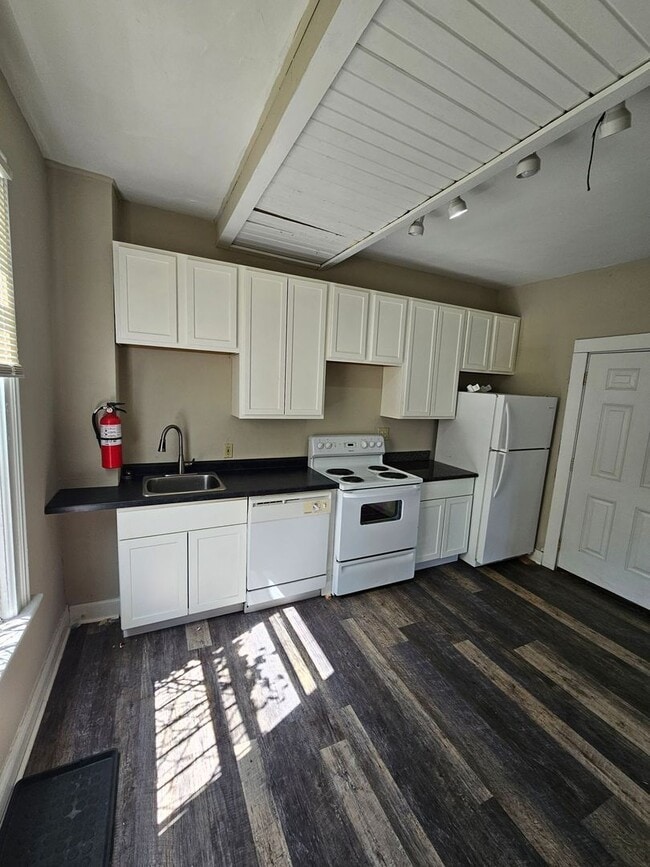Building Photo - 6 Bedroom Single Family