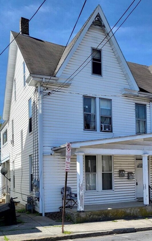 Foto principal - 2 Bedrooms, 1 Bath - 2nd Story - Available...