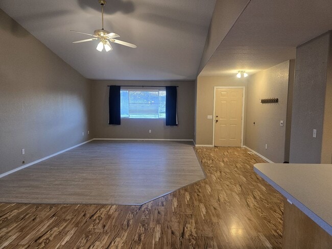 Building Photo - 907 Scenic Dr