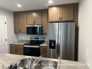 Building Photo - 3 Bedroom 1.5 Bathroom Townhome