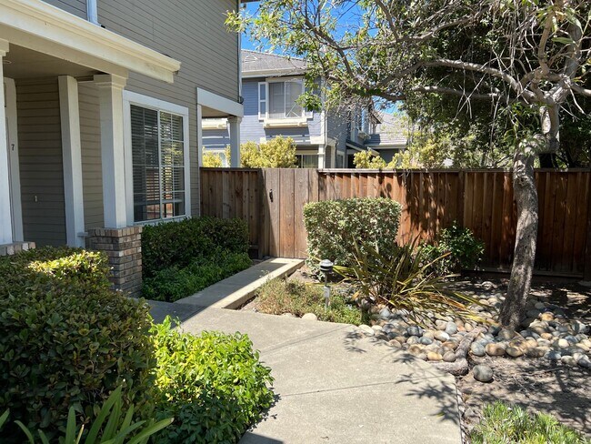 Building Photo - 3 bed, 2.5 Bath available in Very Quiet an...