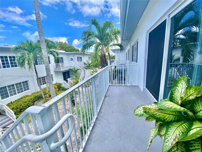 Foto del edificio - 9260 Bay Harbor Terrace