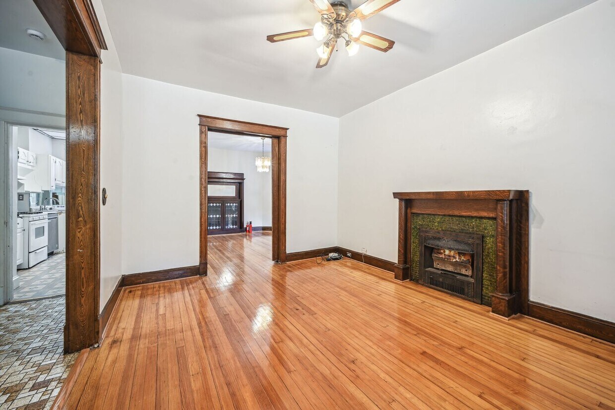 Primary Photo - Charming 3br/3ba with Parking, Deck, & Fin...