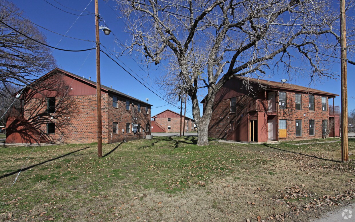 Building Photo - 900 Isbell Rd
