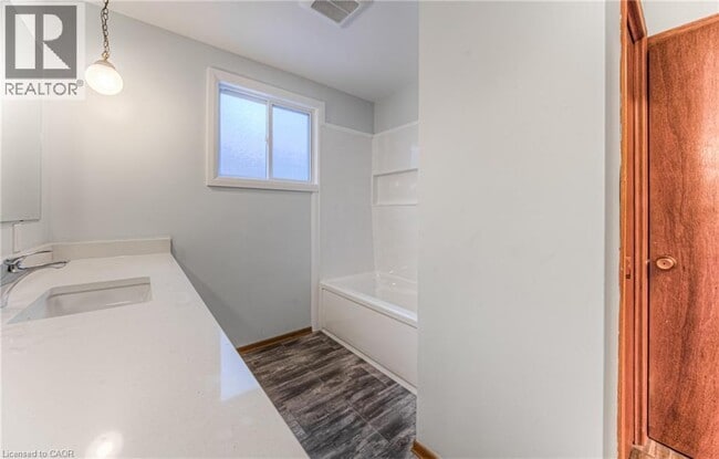 Photo du bâtiment - 17 Roosevelt Ave