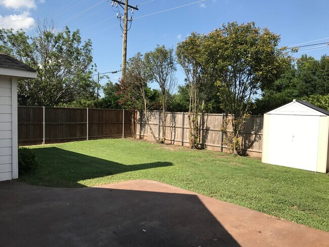 Foto del edificio - 903 Redbud Dr