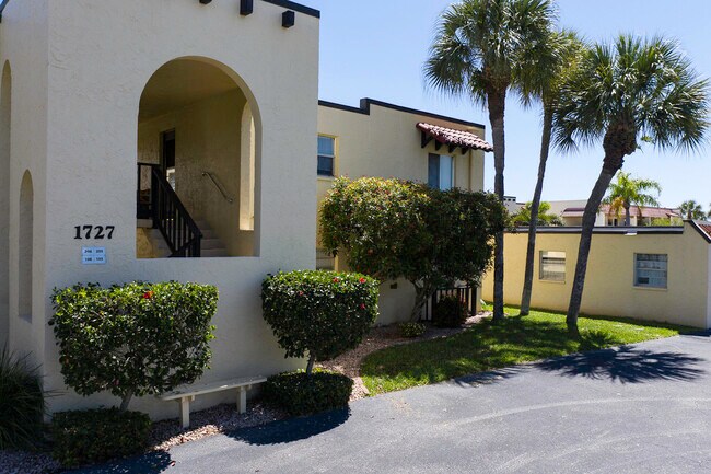 Building Photo - 1727 Minutemen Causeway