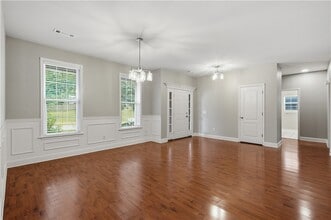 Building Photo - 305 NW Palomino St