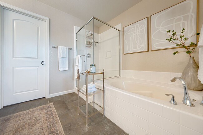 Foto del edificio - Designer Upgrades & Custom Touches in This...