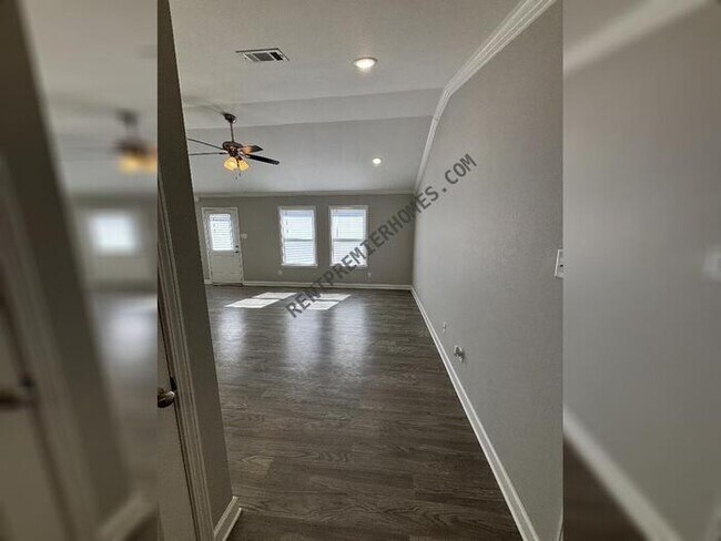 Foto del edificio - 14 Winchester Dr