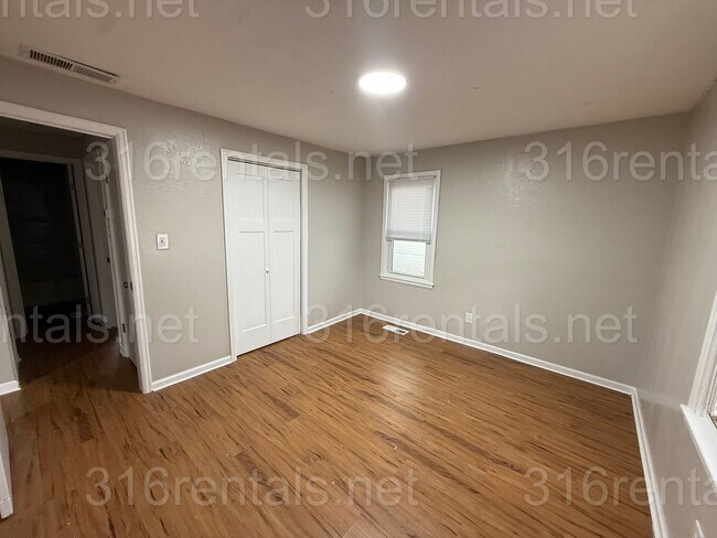 Building Photo - $1100 - 3 bedroom / 1 bathroom - Single Family Home