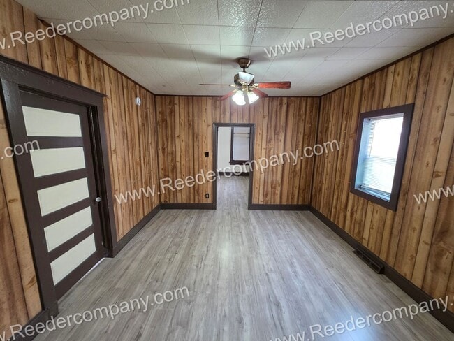 Building Photo - 3 bedroom house with brand new flooring