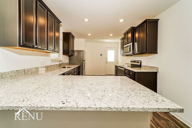 Foto del edificio - Now Available!