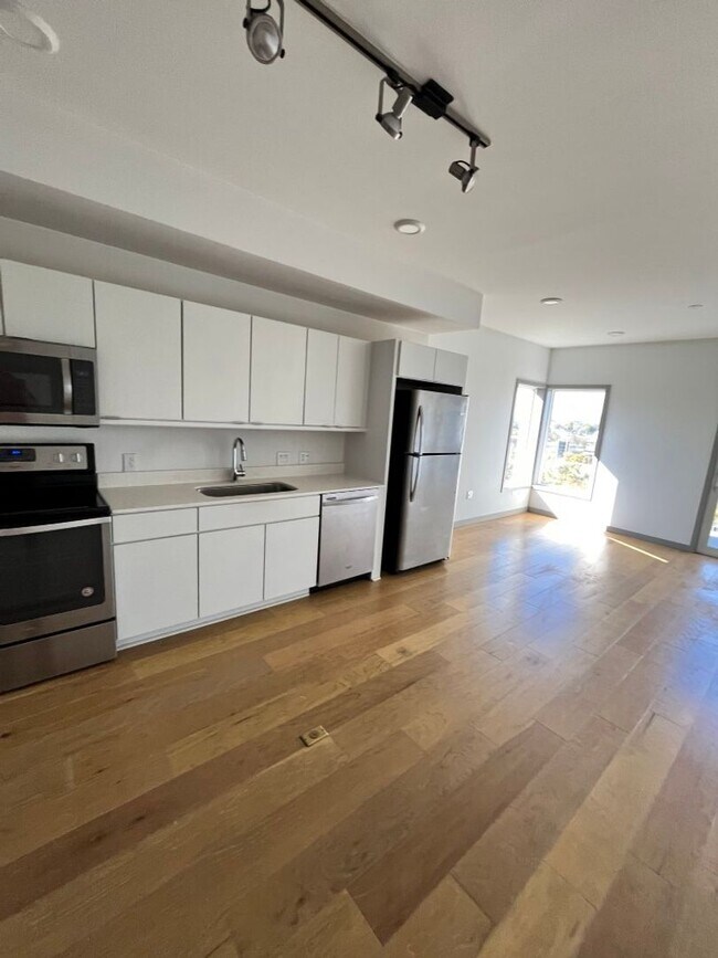 Foto del edificio - Walk to Geodis Park.  $1150 with 2 month's...