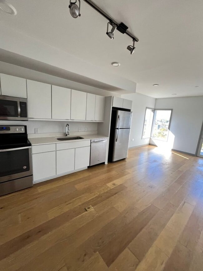 Building Photo - Walk to Geodis Park.  $1150 with 2 month's...